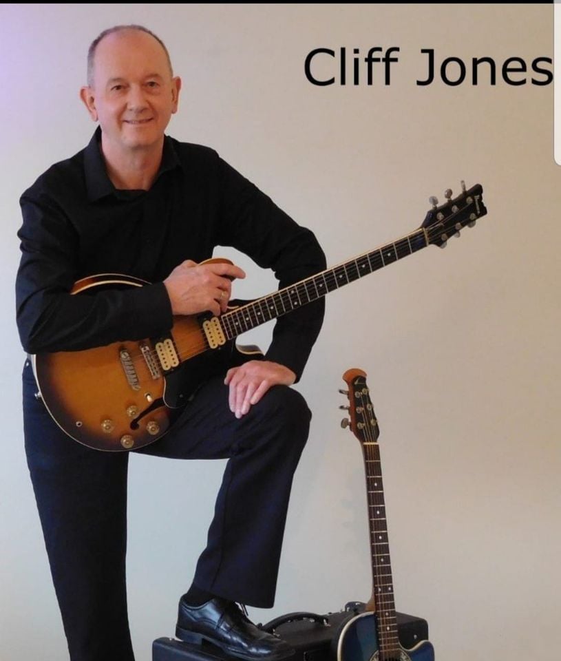 Cliff Jones performing live at Hemnall Social Club
